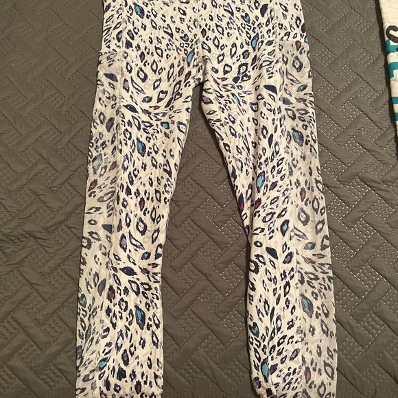 Legging and sport bra set from fabletics. - Picture 4 of 4